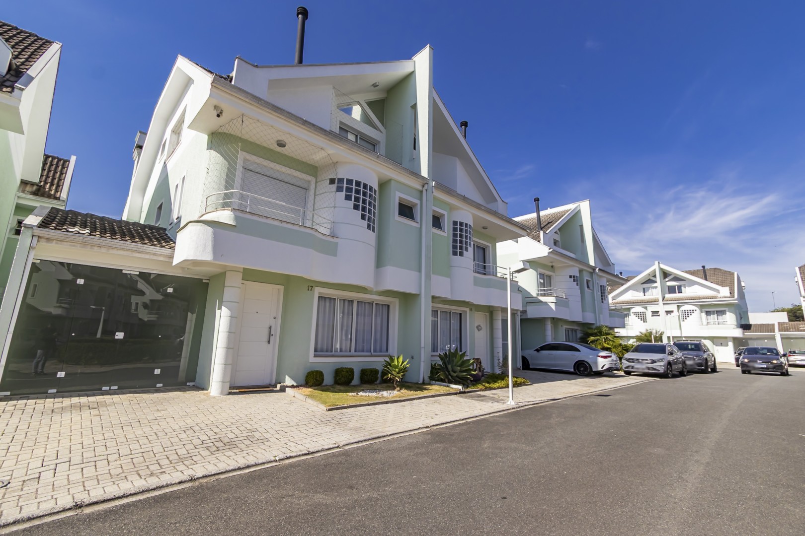 Sobrado para locacao no Capao Raso em Curitiba com 174,94m² por R$ 8.000,00