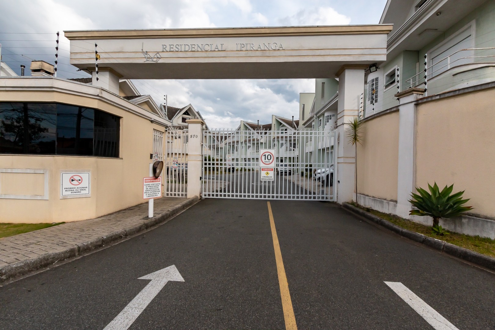 Sobrado para venda no Capao Raso em Curitiba com 174,94m² por R$ 1.190.000,00