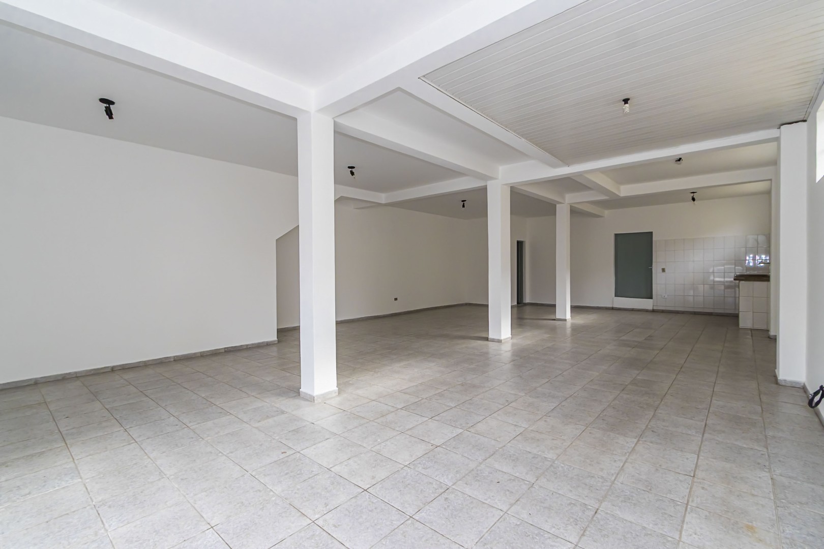 Loja para locacao no Cajuru em Curitiba com 100,00m² por R$ 3.066,00