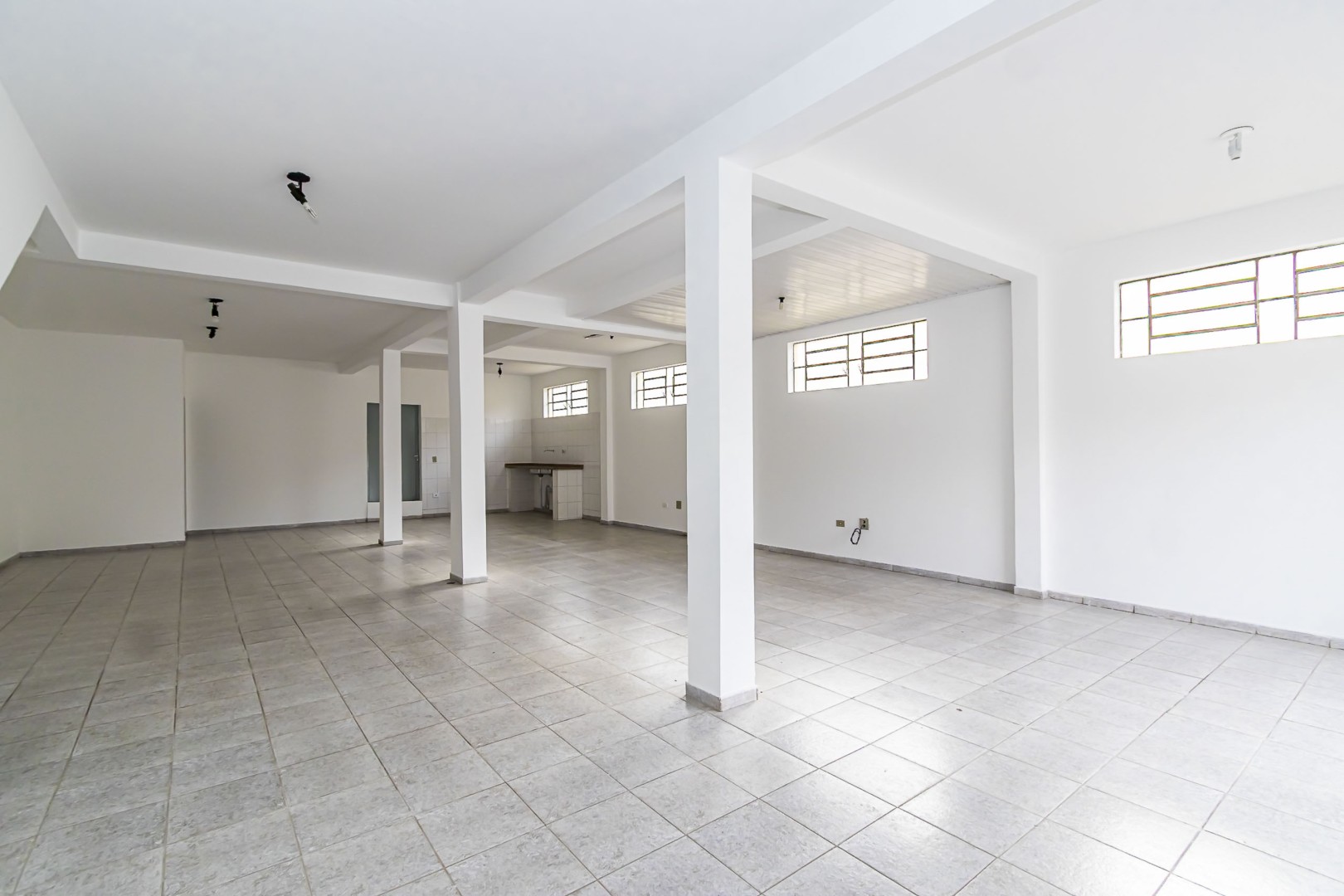 Loja para locacao no Cajuru em Curitiba com 100,00m² por R$ 3.066,00