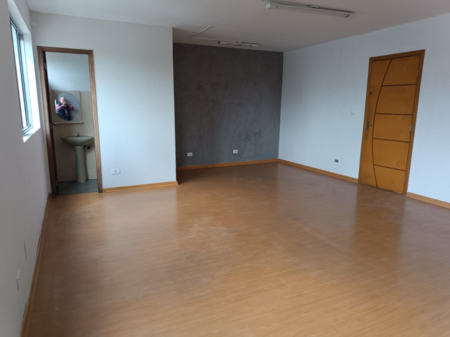 Cjto Comercial/sala para locacao no Guabirotuba em Curitiba com 43,60m² por R$ 2.120,00