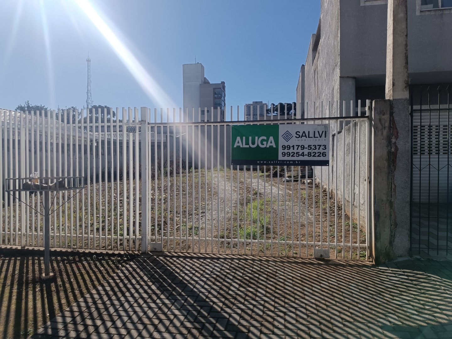 Terreno para locacao no Novo Mundo em Curitiba com 329,00m² por R$ 2.400,00