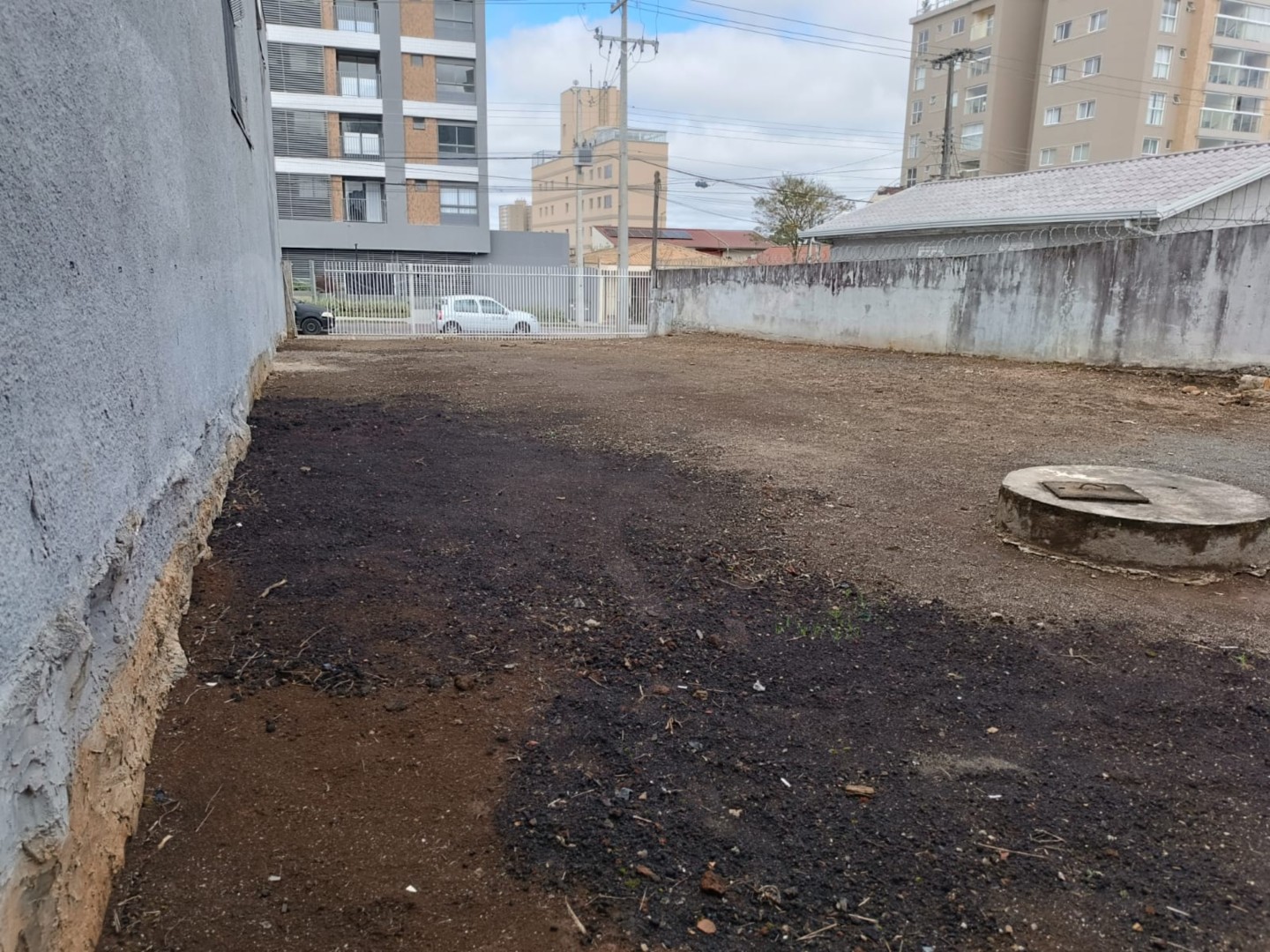 Terreno para locacao no Novo Mundo em Curitiba com 329,00m² por R$ 2.400,00