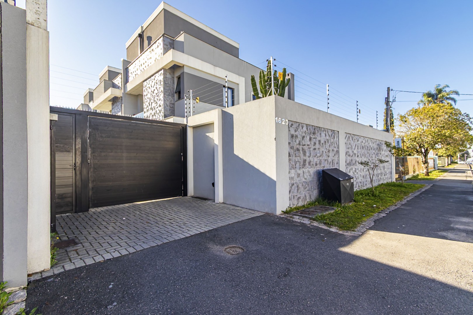 Sobrado para locacao no Xaxim em Curitiba com 147,00m² por R$ 7.733,00