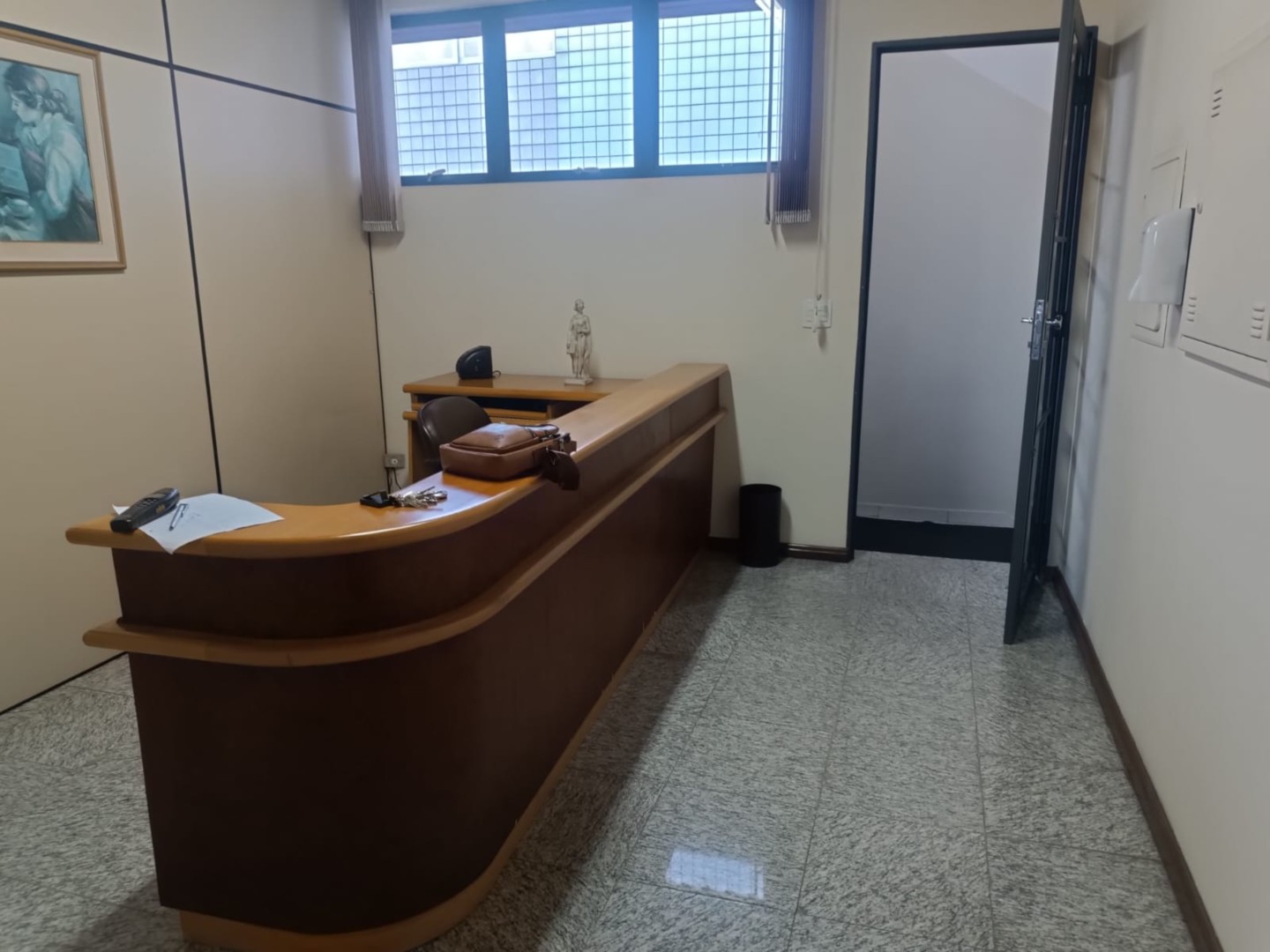 Cjto Comercial/sala para locacao no Sao Francisco em Curitiba com 12,00m² por R$ 1.800,00