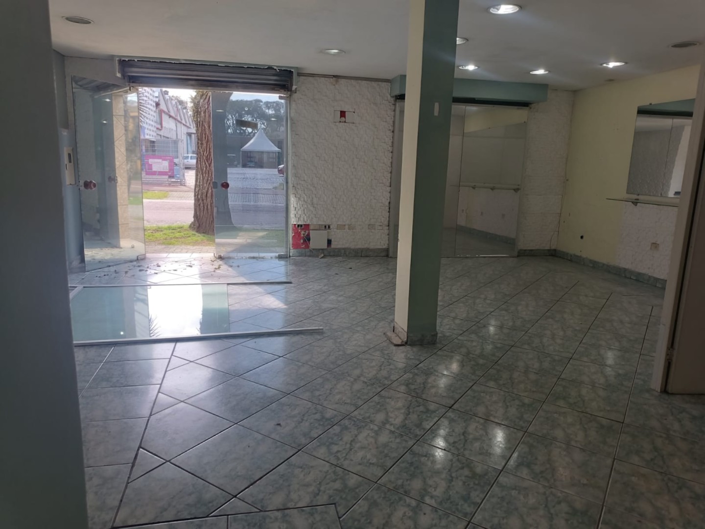 Loja para locacao no Reboucas em Curitiba com 60,00m² por R$ 3.266,00