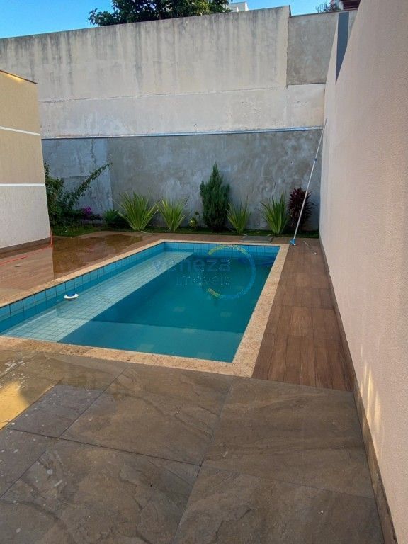 Casa Residencial para locação no bairro Gleba Palhano de Londrina com 298m<sup>2</sup> útil, 4 quartos, 2 vagas de garagem