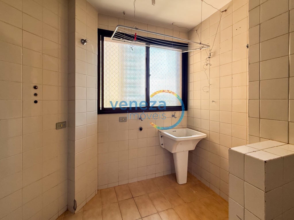 Apartamento para locação no bairro Centro de Londrina com 73.75m<sup>2</sup> útil, 3 quartos, 1 vaga de garagem