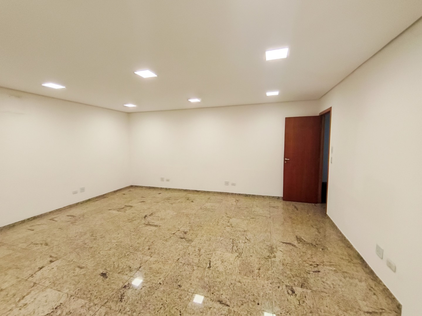 Sala para locacao no Centro em Londrina com 0m² por R$ 890  - Foto 2