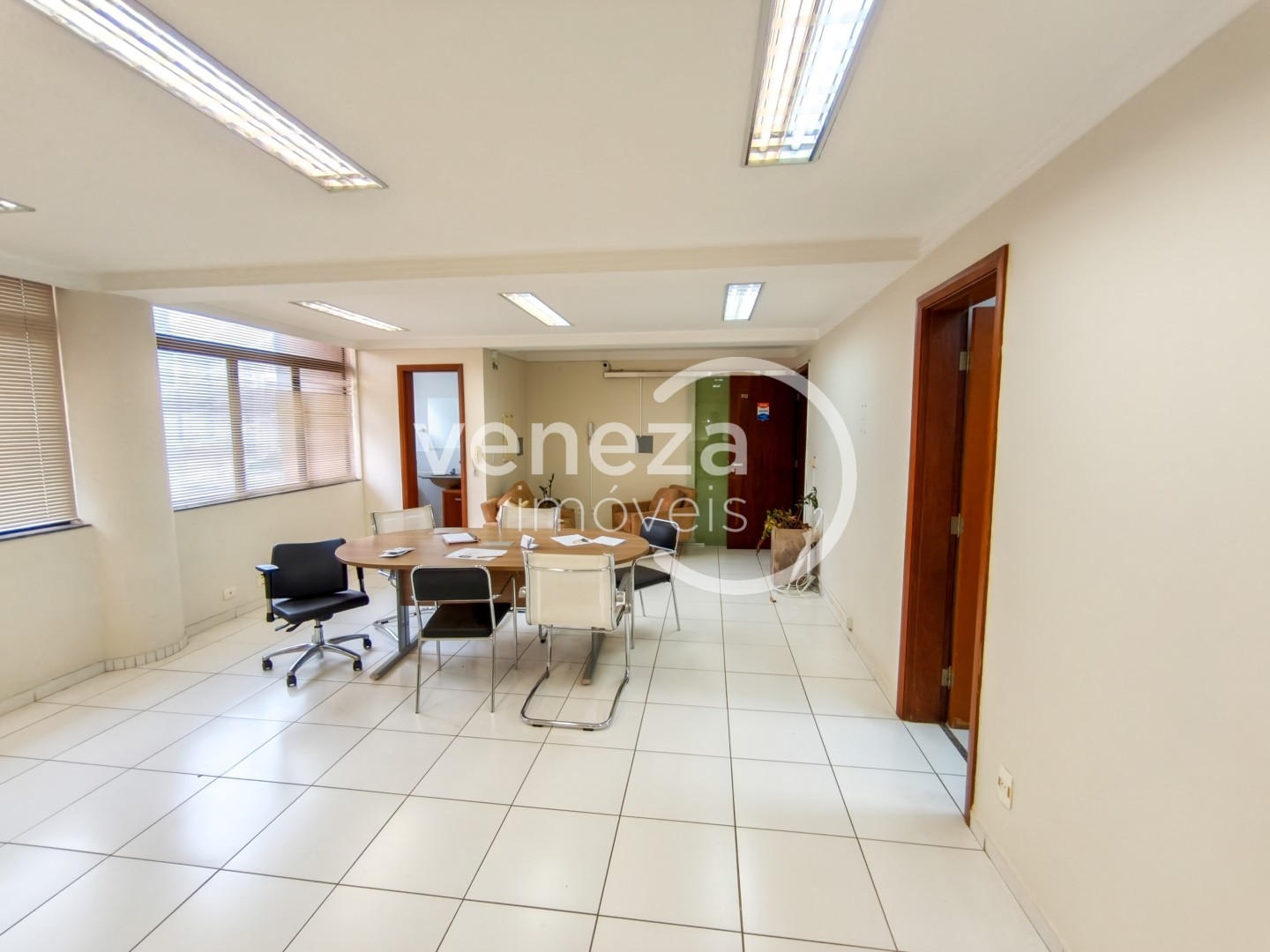 Sala para locacao no Centro em Londrina com 129,22m² por R$ 2.100  - Foto 3