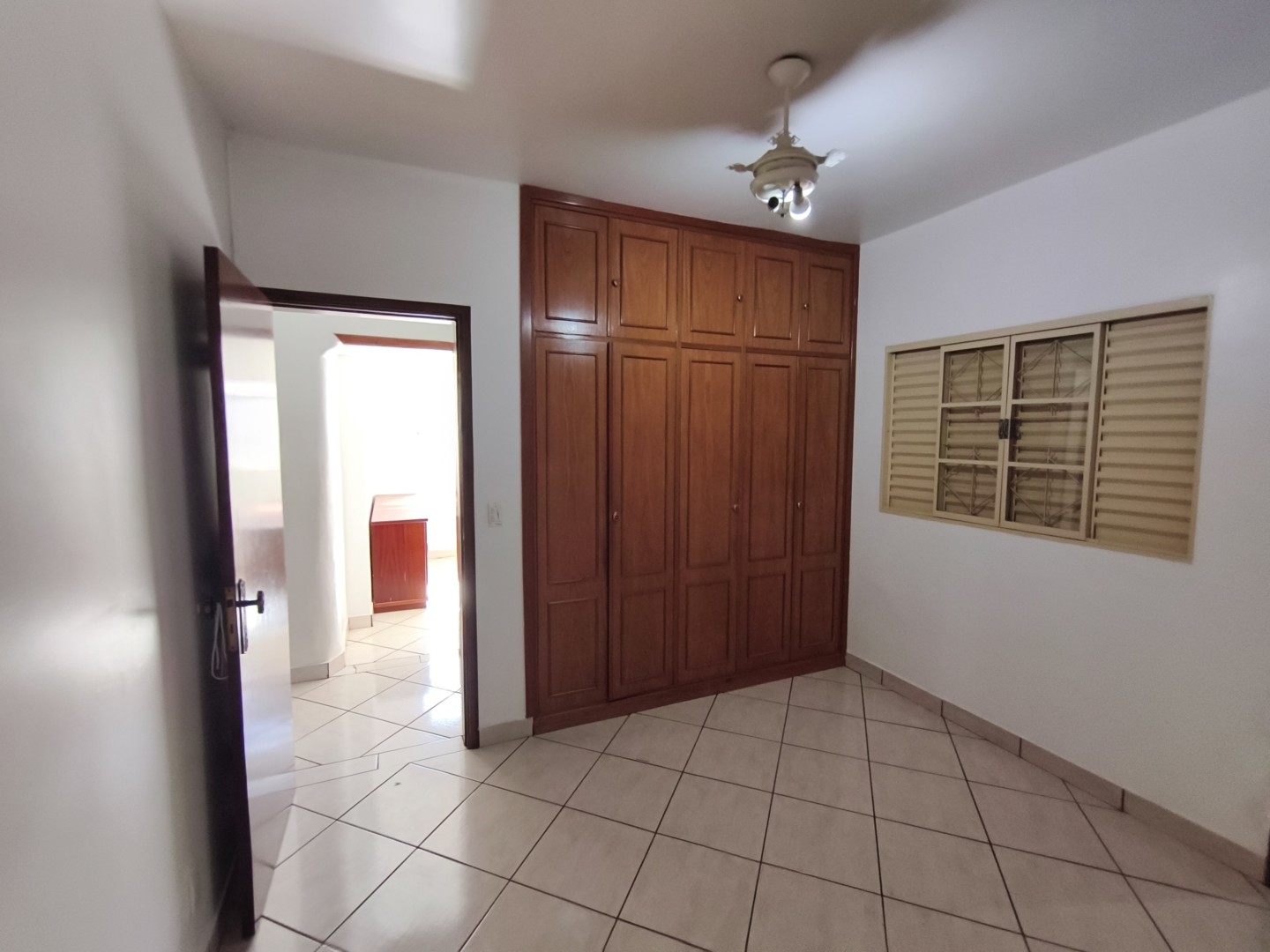 Casa Residencial para locacao no Industrial em Londrina com 212,49m² por R$ 2.490 - Foto 2