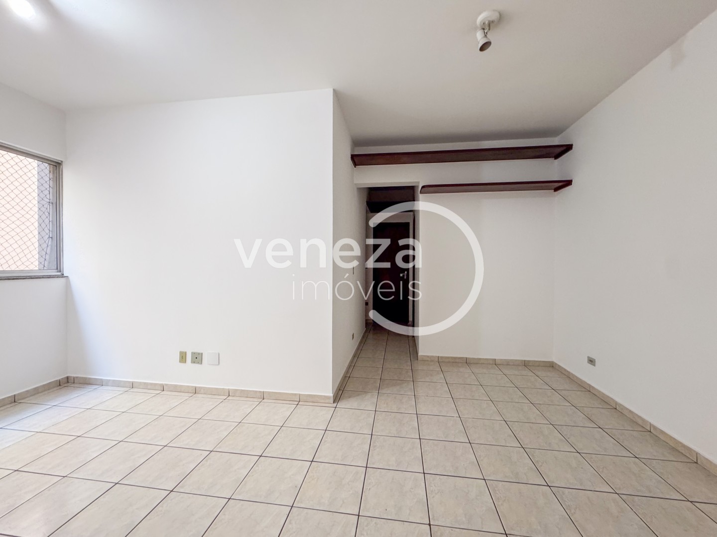 Apartamento para venda no Centro em Londrina com 105,55m² por R$ 280.000  - Foto 3