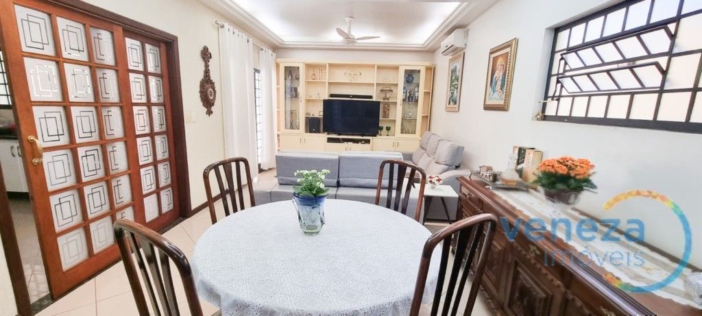 Casa Residencial à venda no bairro Nova Londres de Londrina com 298.35m<sup>2</sup> útil, 4 quartos, 2 vagas de garagem