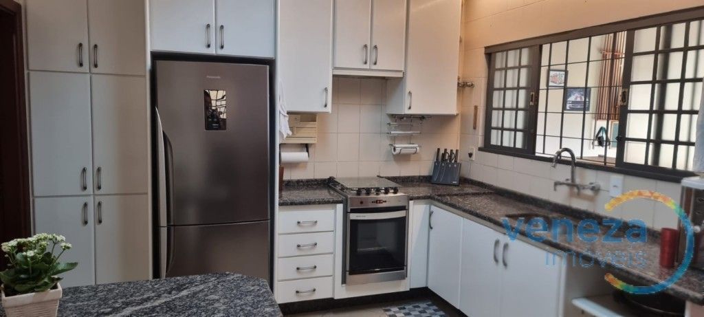 Casa Residencial à venda no bairro Nova Londres de Londrina com 298.35m<sup>2</sup> útil, 4 quartos, 2 vagas de garagem