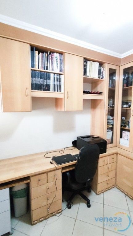 Casa Residencial à venda no bairro Nova Londres de Londrina com 298.35m<sup>2</sup> útil, 4 quartos, 2 vagas de garagem