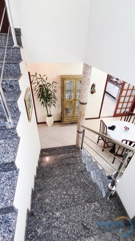 Casa Residencial à venda no bairro Nova Londres de Londrina com 298.35m<sup>2</sup> útil, 4 quartos, 2 vagas de garagem