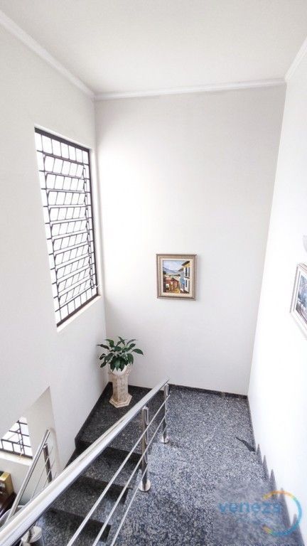 Casa Residencial à venda no bairro Nova Londres de Londrina com 298.35m<sup>2</sup> útil, 4 quartos, 2 vagas de garagem