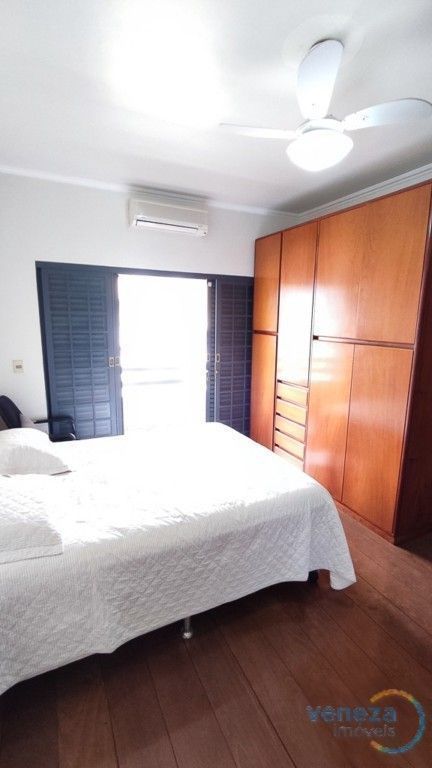 Casa Residencial à venda no bairro Nova Londres de Londrina com 298.35m<sup>2</sup> útil, 4 quartos, 2 vagas de garagem