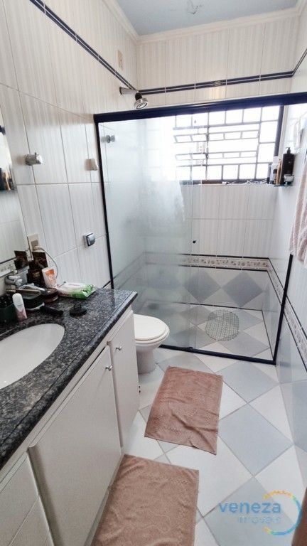 Casa Residencial à venda no bairro Nova Londres de Londrina com 298.35m<sup>2</sup> útil, 4 quartos, 2 vagas de garagem