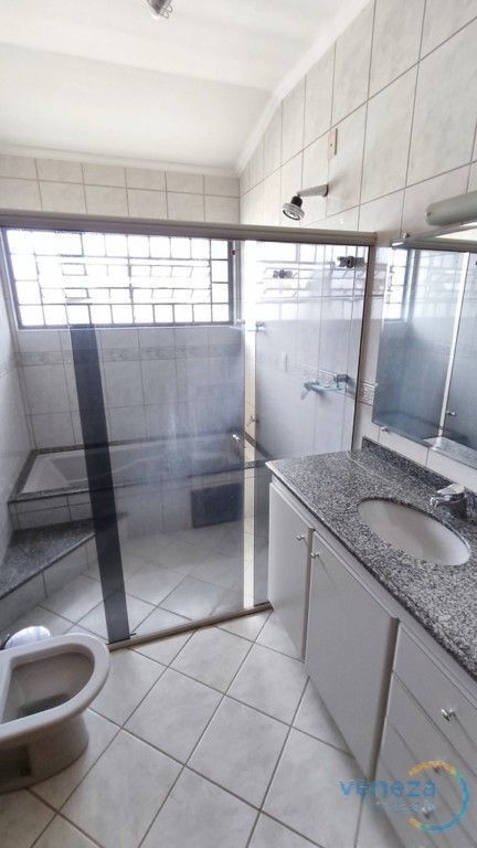 Casa Residencial à venda no bairro Nova Londres de Londrina com 298.35m<sup>2</sup> útil, 4 quartos, 2 vagas de garagem