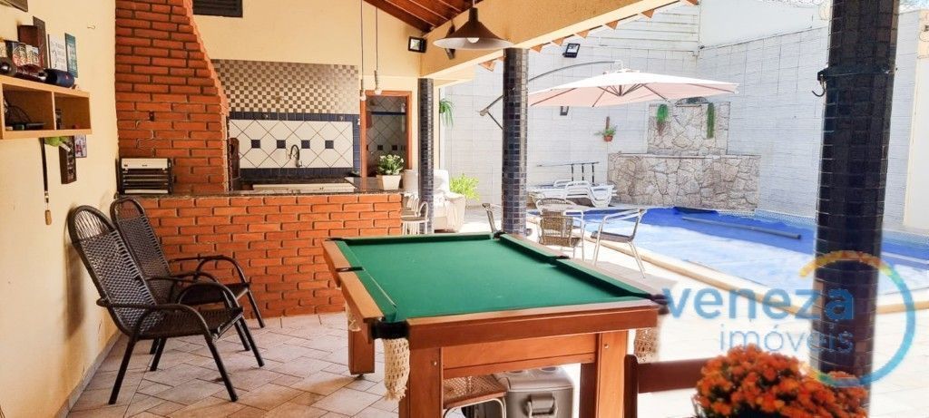 Casa Residencial à venda no bairro Nova Londres de Londrina com 298.35m<sup>2</sup> útil, 4 quartos, 2 vagas de garagem