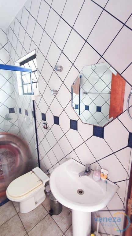 Casa Residencial à venda no bairro Nova Londres de Londrina com 298.35m<sup>2</sup> útil, 4 quartos, 2 vagas de garagem