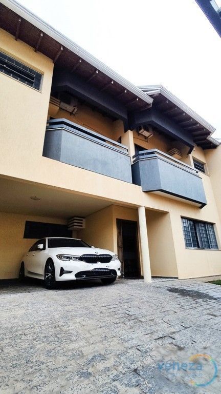 Casa Residencial à venda no bairro Nova Londres de Londrina com 298.35m<sup>2</sup> útil, 4 quartos, 2 vagas de garagem
