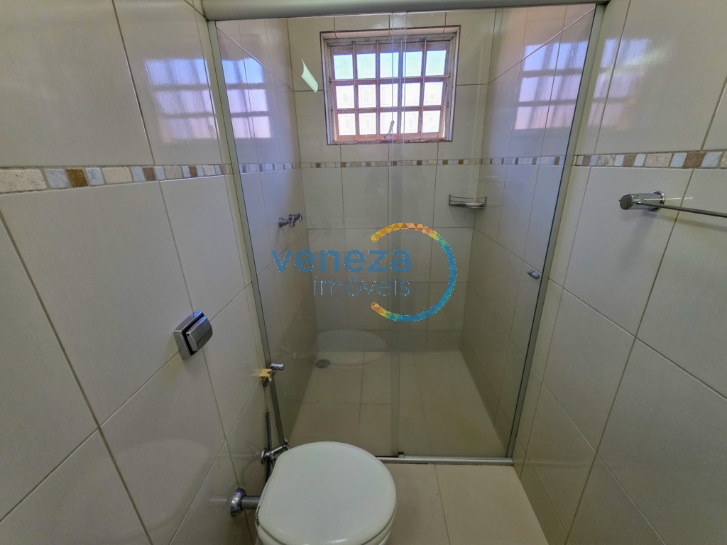 Casa Residencial para locação no bairro Jamaica de Londrina com 205m<sup>2</sup> útil, 3 quartos, 2 vagas de garagem