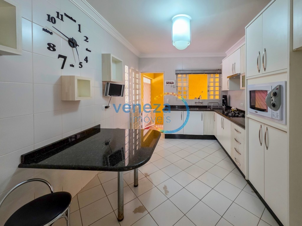 Casa Residencial para locação no bairro Jamaica de Londrina com 205m<sup>2</sup> útil, 3 quartos, 2 vagas de garagem