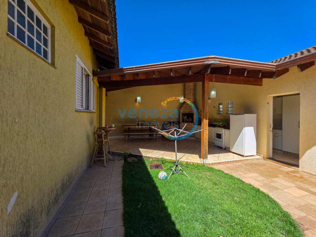 Casa Residencial para locação no bairro Jamaica de Londrina com 205m<sup>2</sup> útil, 3 quartos, 2 vagas de garagem