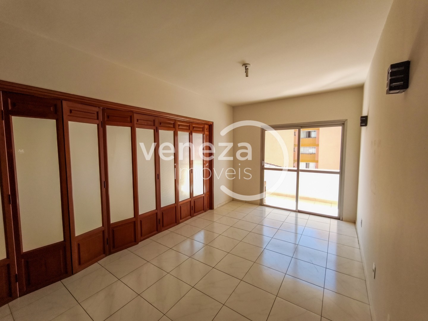 Apartamento para locacao no Centro em Londrina com 250m² por R$ 2.200