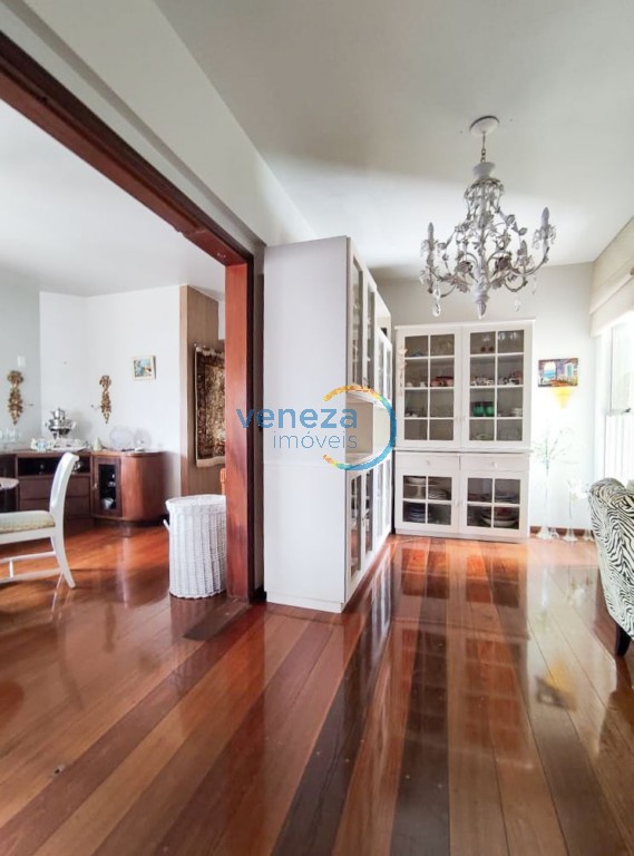 Apartamento à venda no bairro Centro de Londrina com 141m<sup>2</sup> útil, 3 quartos, 2 vagas de garagem