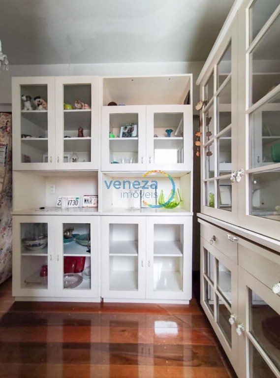 Apartamento à venda no bairro Centro de Londrina com 141m<sup>2</sup> útil, 3 quartos, 2 vagas de garagem