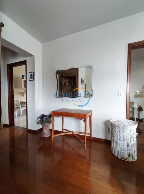 Apartamento à venda no bairro Centro de Londrina com 141m<sup>2</sup> útil, 3 quartos, 2 vagas de garagem