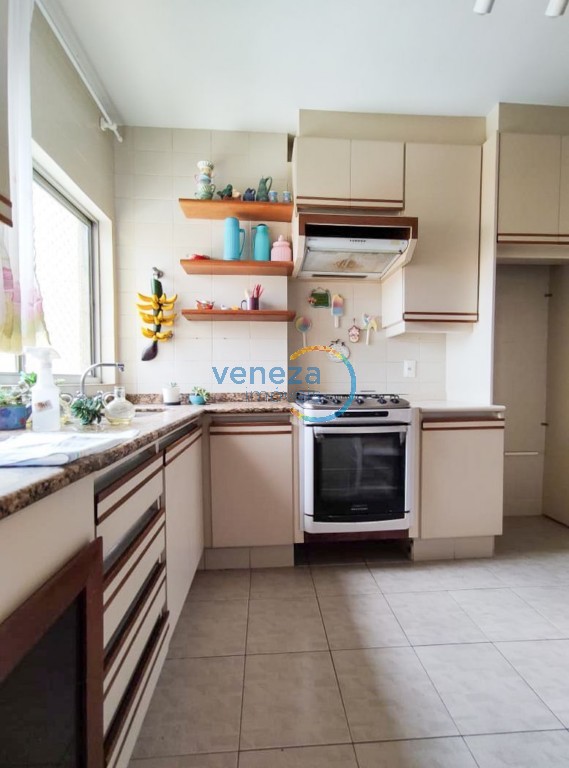 Apartamento à venda no bairro Centro de Londrina com 141m<sup>2</sup> útil, 3 quartos, 2 vagas de garagem