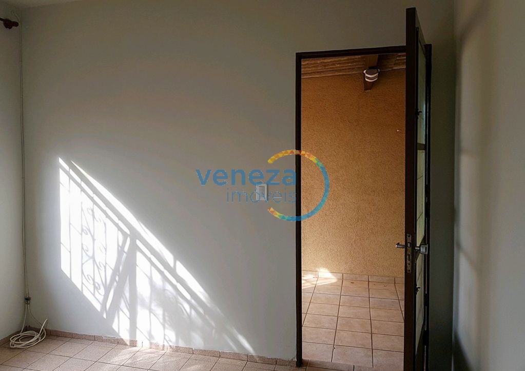 Casa Residencial à venda no bairro Parigot de Souza de Londrina com 101.72m<sup>2</sup> útil, 2 quartos, 4 vagas de garagem
