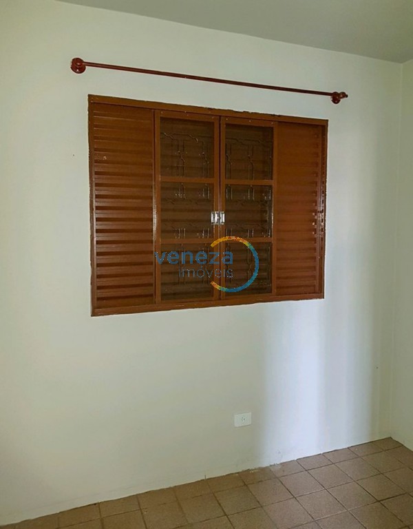 Casa Residencial à venda no bairro Parigot de Souza de Londrina com 101.72m<sup>2</sup> útil, 2 quartos, 4 vagas de garagem