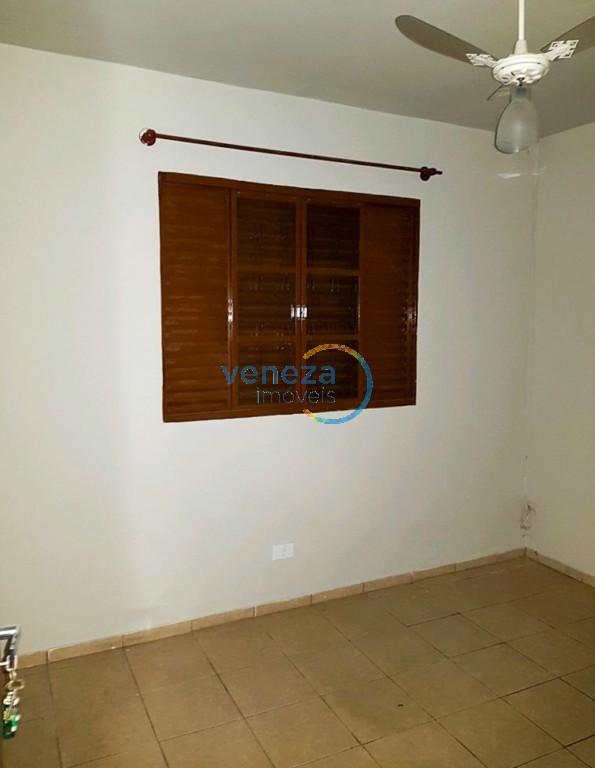 Casa Residencial à venda no bairro Parigot de Souza de Londrina com 101.72m<sup>2</sup> útil, 2 quartos, 4 vagas de garagem