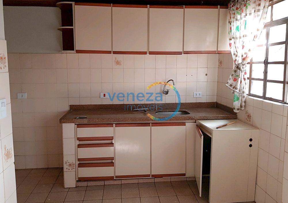 Casa Residencial à venda no bairro Parigot de Souza de Londrina com 101.72m<sup>2</sup> útil, 2 quartos, 4 vagas de garagem