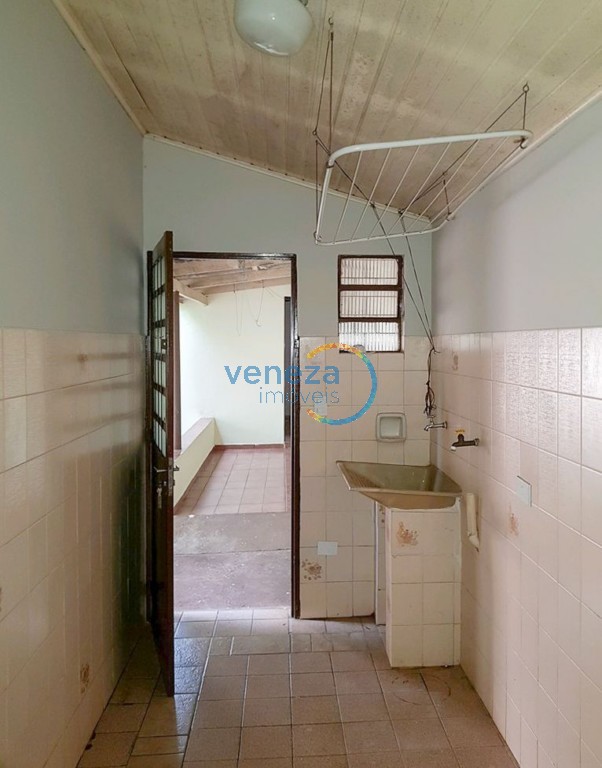 Casa Residencial à venda no bairro Parigot de Souza de Londrina com 101.72m<sup>2</sup> útil, 2 quartos, 4 vagas de garagem
