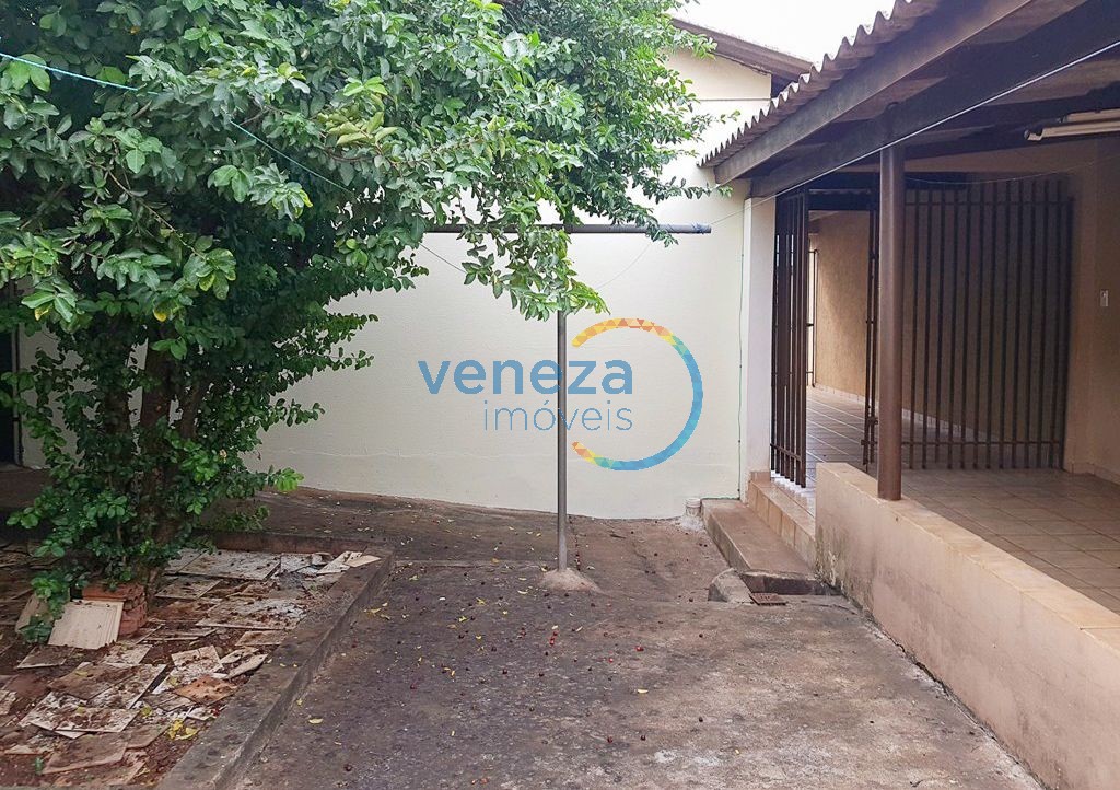 Casa Residencial à venda no bairro Parigot de Souza de Londrina com 101.72m<sup>2</sup> útil, 2 quartos, 4 vagas de garagem