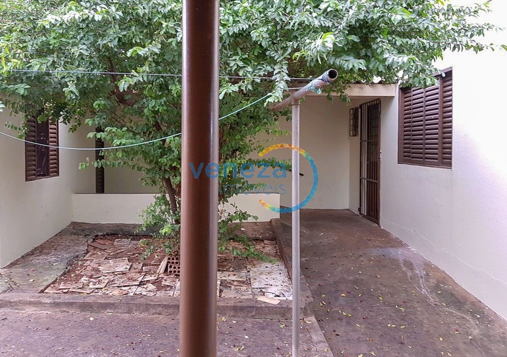 Casa Residencial à venda no bairro Parigot de Souza de Londrina com 101.72m<sup>2</sup> útil, 2 quartos, 4 vagas de garagem