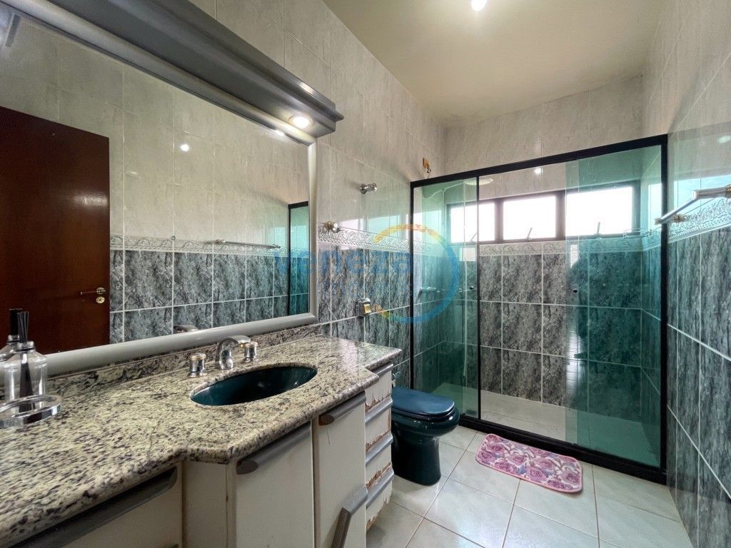 Casa Residencial à venda no bairro Itatiaia de Londrina com 400m<sup>2</sup> útil, 4 quartos, 4 vagas de garagem