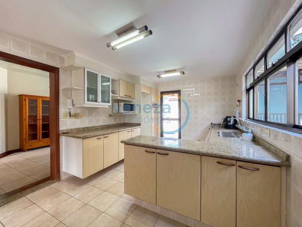 Casa Residencial à venda no bairro Itatiaia de Londrina com 400m<sup>2</sup> útil, 4 quartos, 4 vagas de garagem