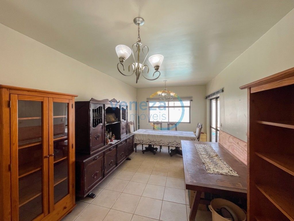 Casa Residencial à venda no bairro Itatiaia de Londrina com 400m<sup>2</sup> útil, 4 quartos, 4 vagas de garagem