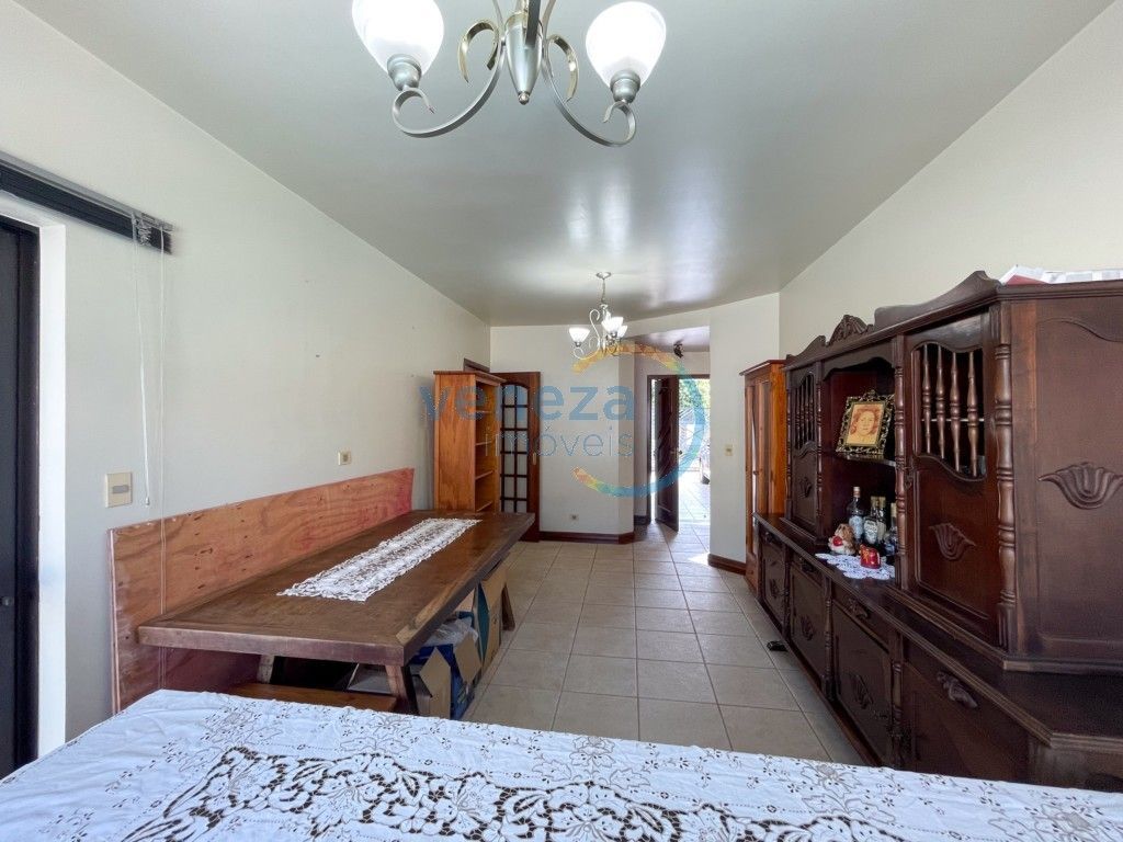 Casa Residencial à venda no bairro Itatiaia de Londrina com 400m<sup>2</sup> útil, 4 quartos, 4 vagas de garagem