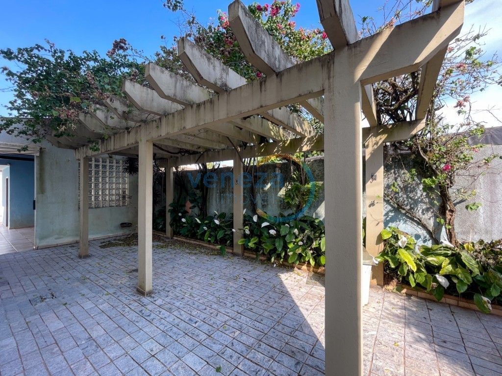 Casa Residencial à venda no bairro Itatiaia de Londrina com 400m<sup>2</sup> útil, 4 quartos, 4 vagas de garagem