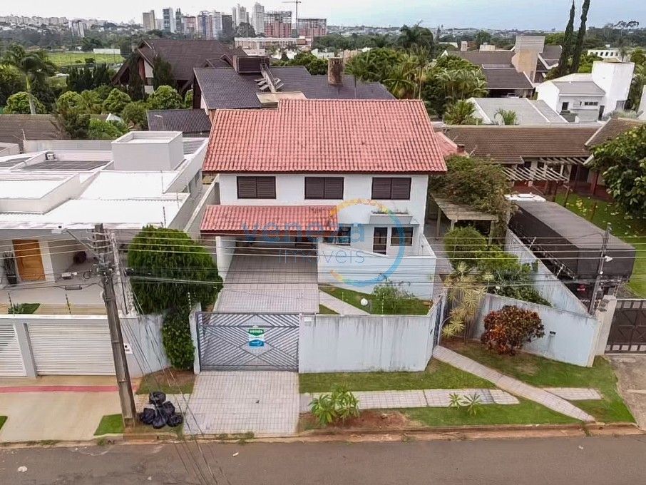 Casa Residencial à venda no bairro Itatiaia de Londrina com 400m<sup>2</sup> útil, 4 quartos, 4 vagas de garagem