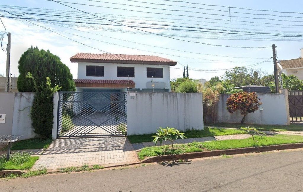 Casa Residencial à venda no bairro Itatiaia de Londrina com 400m<sup>2</sup> útil, 4 quartos, 4 vagas de garagem