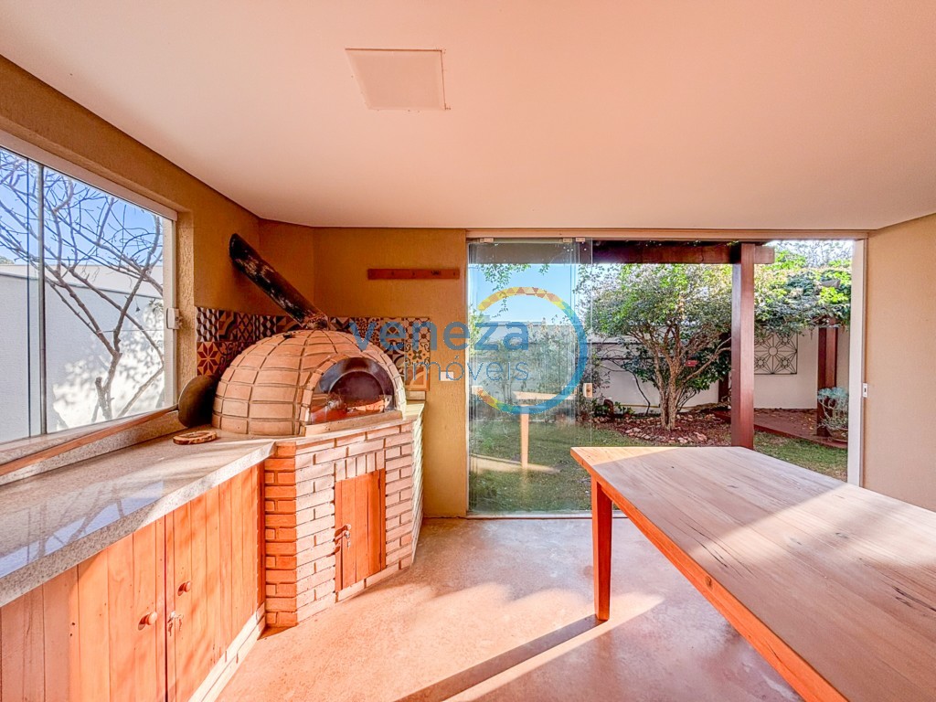 Casa Residencial à venda no bairro Gleba Palhano de Londrina com 290m<sup>2</sup> útil, 3 quartos, 2 vagas de garagem